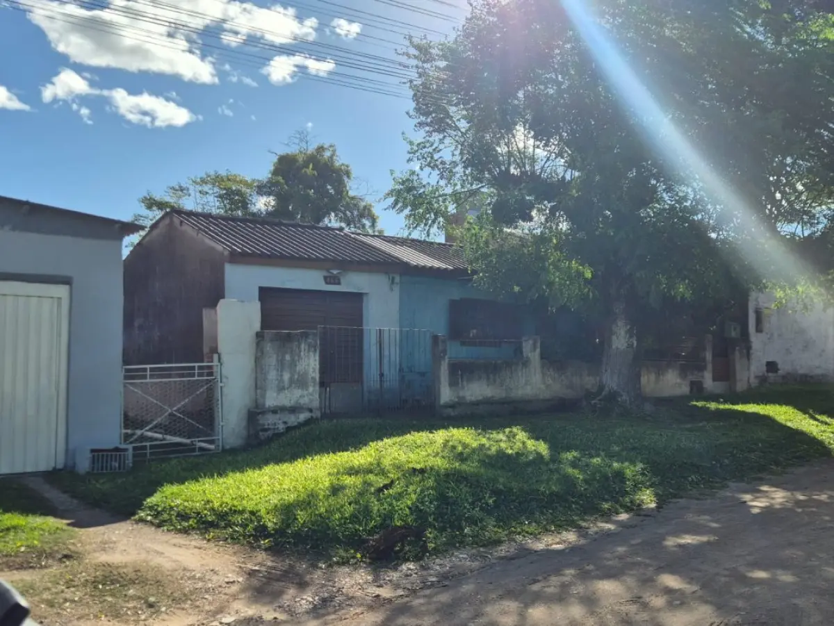 LOTE 001 - CASA DE MADEIRA, coberta com telhas de zinco, situada na cidade de Bagé/RS, no lugar denominado Loteamento São Pedro, na Rua Ramão Nascimento Solari, sob nº 466