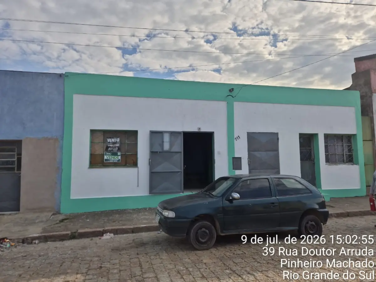 LOTE 001 - O IMÓVEL, constituído de uma casa de alvenaria, localizado na rua Dr. Arruda n. 711, Centro, Pinheiro Machado/RS