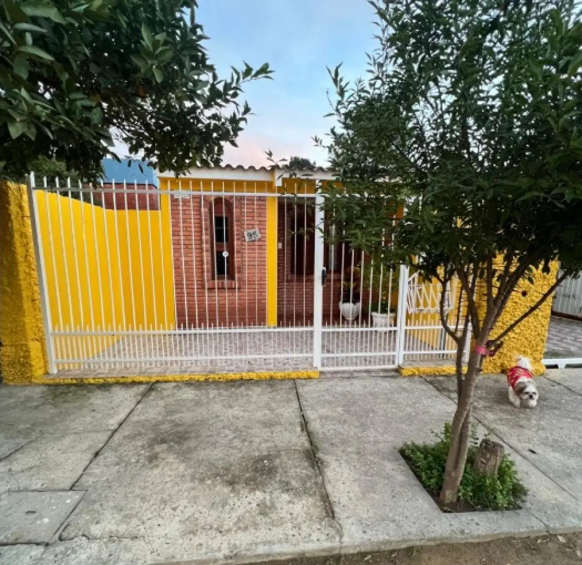 LOTE 001 - UMA CASA DE ALVENARIA, localizada na Rua Adão Machado, n. 95, Bairro São Clemente, na cidade de São Gabriel/RS