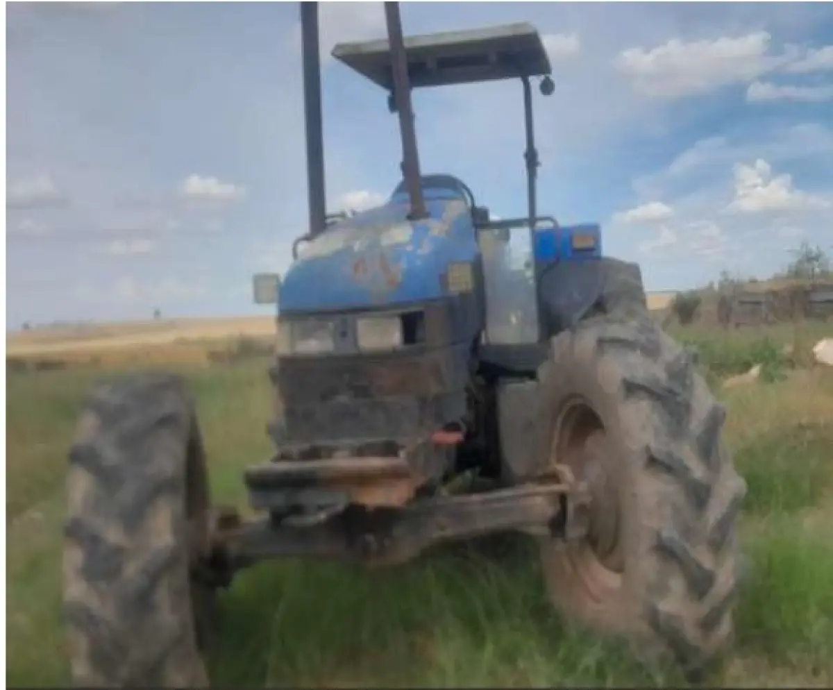 LOTE CONTENDO 03 TRATORES AGRÍCOLAS NEW HOLLAND TS100TR — foto 2 de 5
