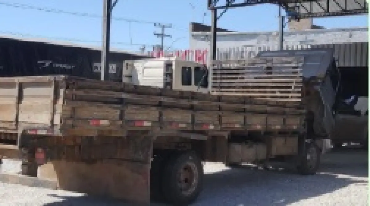 LOTE 001 - CAMINHÃO FORD/CARGO 815 E