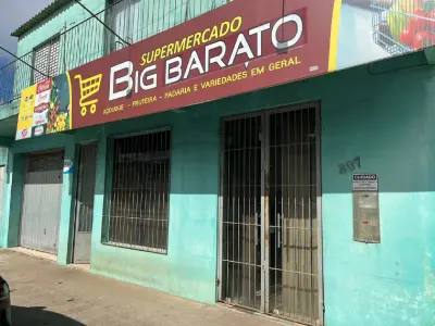 50% DO IMÓVEL, sendo a parte térrea do prédio, e o respectivo terreno urbano, localizado nesta cidade na Rua Dario Souza